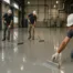 Para pekerja yang sedang melakukan pekerjaan epoxy lantai